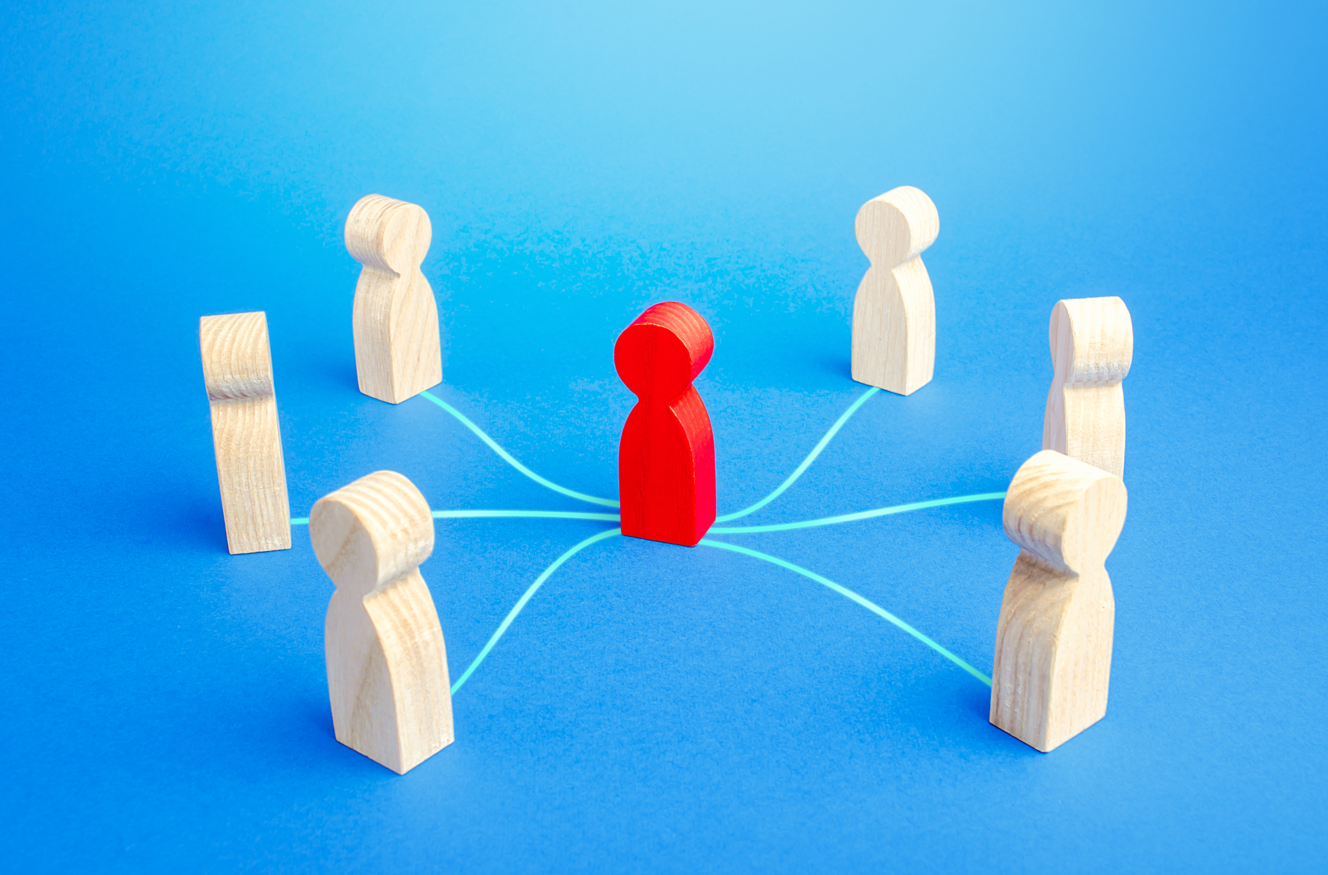 One red person icon with 5 beige person icons surrounding
