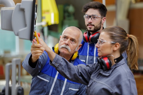 Young apprentices learn about equipment
